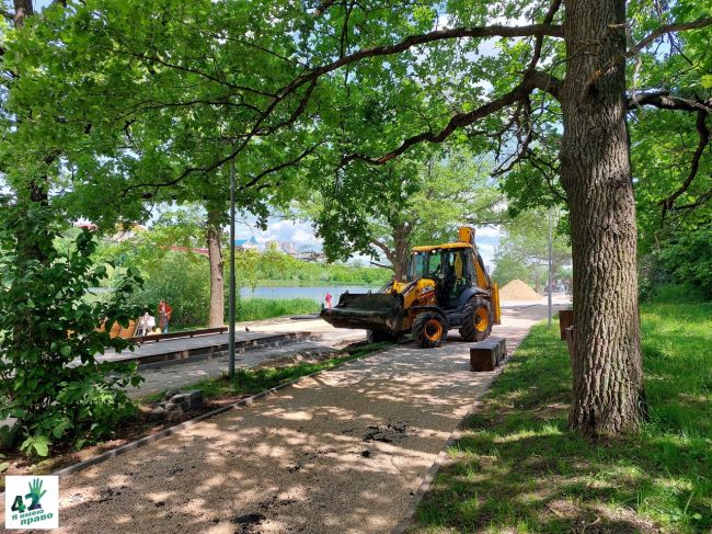 ⚒🌳🚜  На Щелоковском хуторе кладут асфальт.  Заканчивается эра дырявых дорожек, которые так надоели..