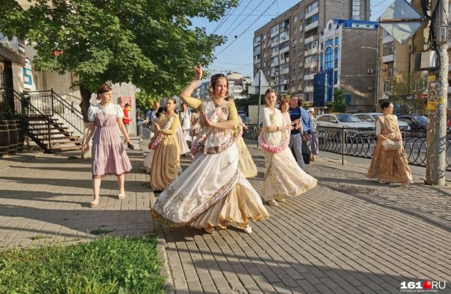 На прошлой неделе на улицах ходили люди в камуфляже, на этой — кришнаиты. Ростов - город контрастов..