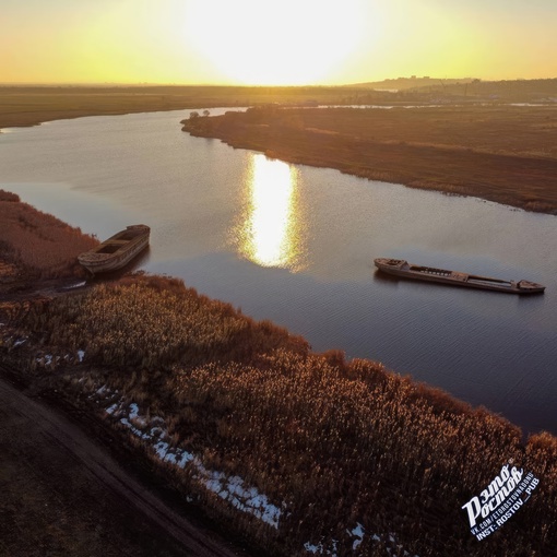 ⛴ Затонувшие железобетонные баржи на берегу реки Аксай.  Как проехать: по дороге в Старочеркасск переезжаем..