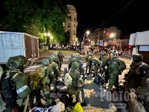 Наш фотоотчет с ростовских улиц в эти минуты.  Все спокойно. Техника стоит, жители..