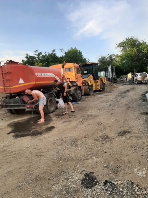 АДМИНИСТРАЦИЯ ГОРОДА!!!
Уберите это безобразие!
С марта месяца по ул.Толбухина идет ремонт дороги ( который..