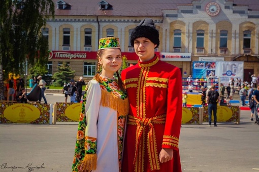 🗣В Семенове в эти выходные прошел фестиваль народных художественных промыслов «Золотая Хохлома». 
..