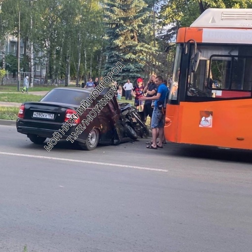 Авария с автобусом на Чаадаева. Нам бы невозмутимость водителя, попивающего после случившегося..