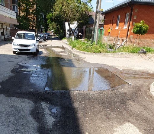 В Ростове на улице Кременчугская жительница одного дома топит водой целую улицу, сообщает о случае..