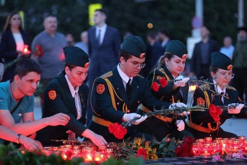 Ветеран упал на колени у Вечного огня: в Краснодаре прошла акция "Свеча памяти"  На рассвете 22 июня, в день..