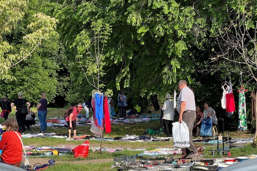 На поляне ЮФУ образовалась большая барахолка. Торгуют всем, чем..