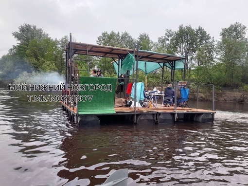 Вот это называется настоящее приключение!)  Мужики сделали деревянный плот и отправились в плавание по..