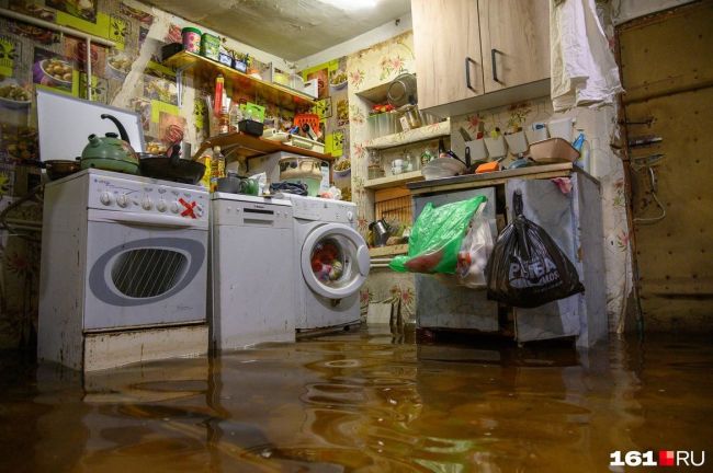 🌊 Около полусотни улиц на востоке Батайска оказались в воде. В одном из домов на улицу Гоголя сапоги..