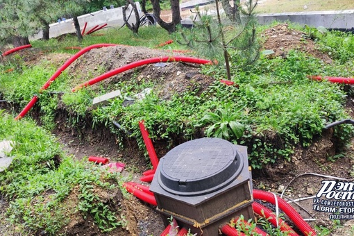 🤔🌳 Уже месяц в парке Дружба на Северном остановлен ремонт. Всё брошено, развалено, кабели срезаны и..