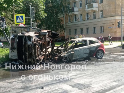 На Ватутина столкнулись два авто, после чего одна из машин загорелась  В ДТП пострадали оба водителя..