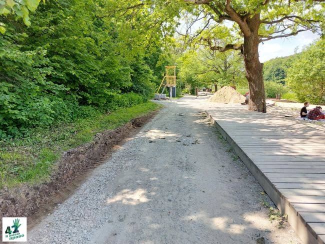 ⚒🌳🚜  На Щелоковском хуторе кладут асфальт.  Заканчивается эра дырявых дорожек, которые так надоели..