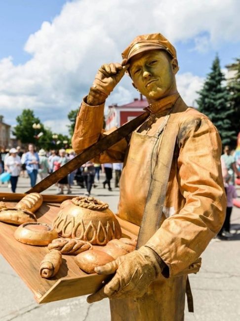 🗣В Семенове в эти выходные прошел фестиваль народных художественных промыслов «Золотая Хохлома». 
..