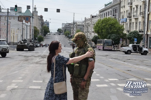 🤔 Некоторые ростовчанки зачем-то пристают мятежникам, которые дежурят у штаба ЮВО, сообщают очевидцы  ⚡..