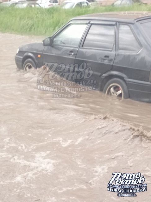 🌊 Суворовский сегодня утром затопило. Лето передаёт ростовчанам..