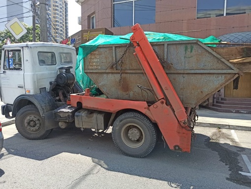 В Краснодаре полиция изъяла грузовики у нелегальных мусорщиков (фото) 
На нелегальных перевозчиков..