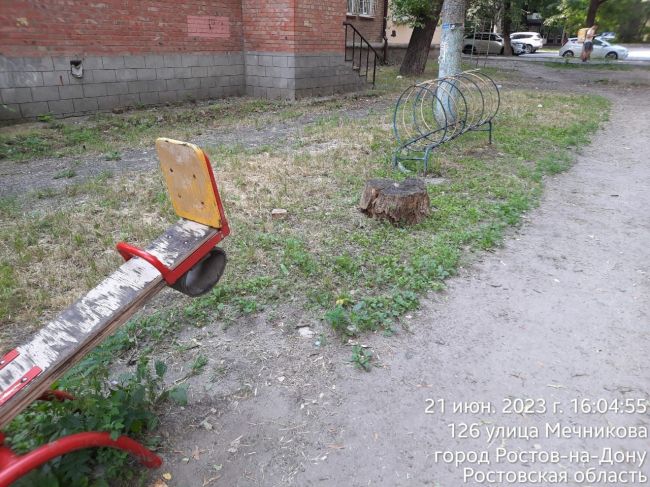 Власти Ростова убрали мусор на детских площадках в центре города после обвинений в фейковых отчетах о..