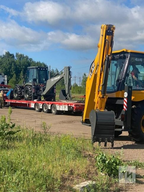 В зону СВО отправили экскаватор-погрузчик из Елабуги  Машину выделил местный завод, на котором раньше..