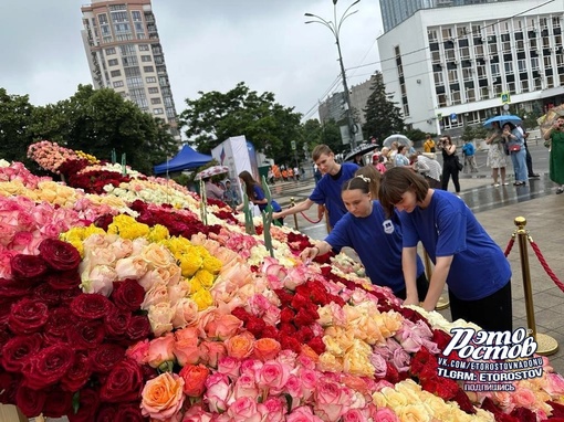 🌹🌺 Цветущую карту России собрали на Главной городской площади Краснодара  Карту страны из 30 тысяч роз..