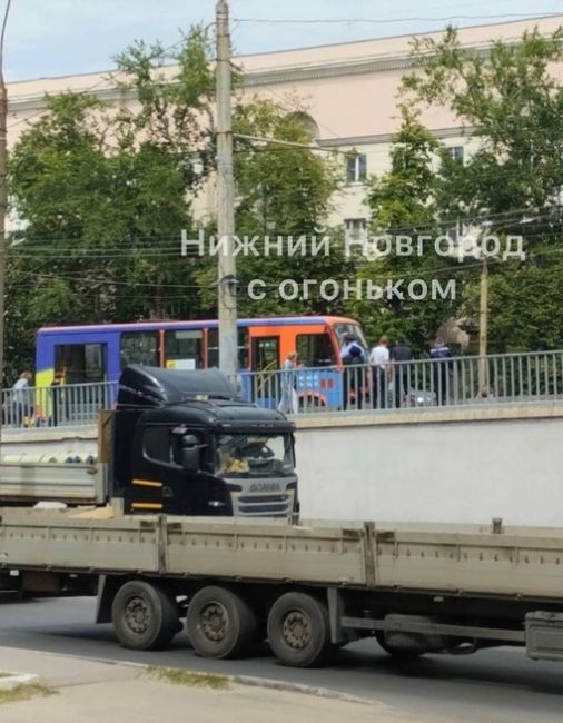 На Московском шоссе в районе виадука у проспекта Героев маршрутка въехала в легковое авто.  Со слов..