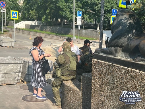 ⚡⚡Обстановка в центре Ростова: людей много, несмотря на призывы оставаться дома, бойцы ЧВК "Вагнер" на..