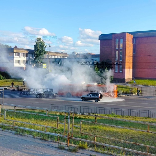 🔥На Карла Маркса прямо на ходу загорелся автобус. Пассажиры успели выскочить из салона. 
..