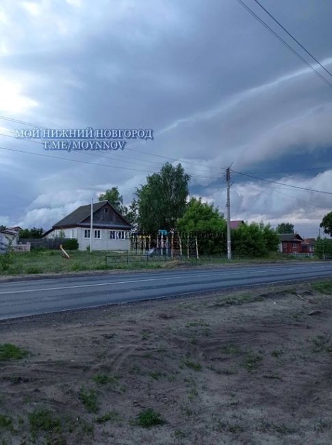 Редкое трубчатое облако-рулон наблюдали вчера жители области. Страшно красиво!
..