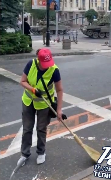 Знаменитый ростовский дворник снова убирает центральные улицы 😅
В городе чисто и спокойно.  ⚠ВНИМАНИЕ!..