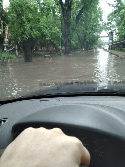 В Батайске после сильных осадков на улицах теперь моря и реки. Местные рассказывают о застое воды в районе..