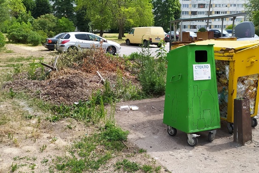 Мощный фонтан забил на Херсонской улице. Предположительно, коммунальная авария произошла в ходе проверки на..