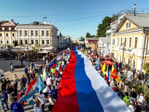 100-метровый флаг России пронесли нижегородцы по Большой Покровской в честь Дня..