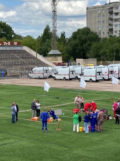 На стадионе «Старт» прошел областной конкурс на лучшую бригаду скорой помощи.  Врачи со всего региона..