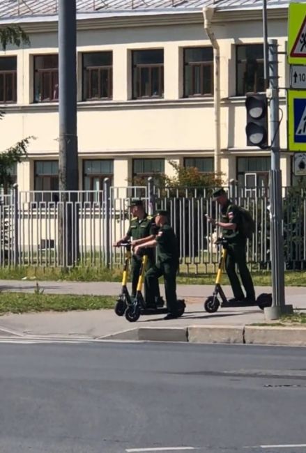 На улицах Петербурга заметили новый род войск на современной технике. Давайте придумаем ему..