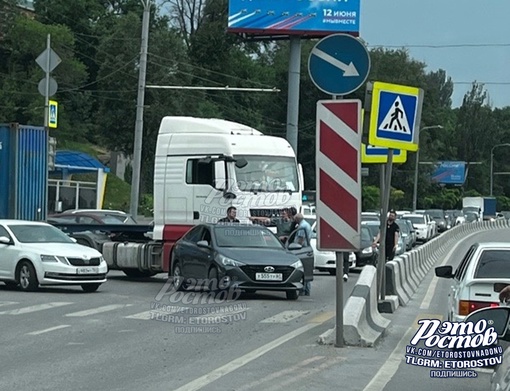 ⚠ ДТП на пр.Стачки перед мостом. Фура полностью перекрыла движение. Собирается большая пробка.  ⚡Если Вы..