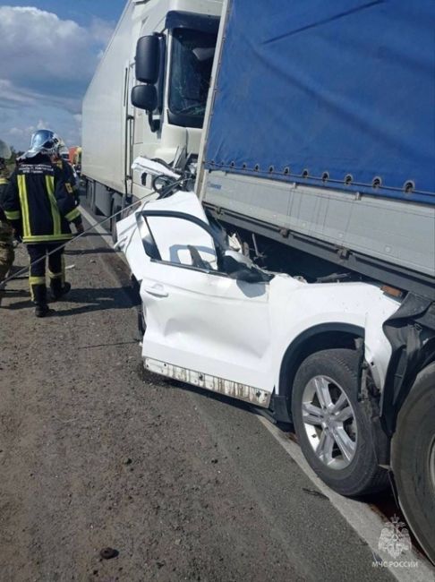 Жесткая смертельная авария на Стригинском мосту — погибли два человека.  Там столкнулись три большегруза и..