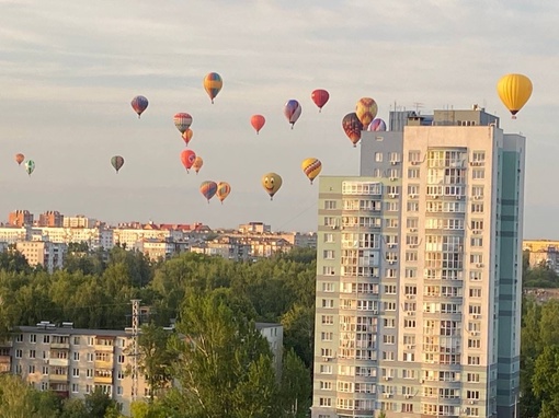 Воздушные шары стартовали со стадиона «Труд» — невероятное зрелище😍  Кто успел снять? Делитесь!  ..