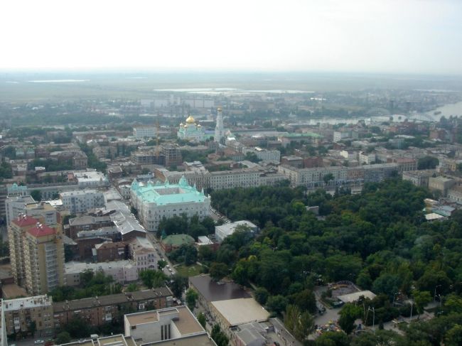 Вид на центр Ростова в середине 2000-х. Справа внизу парк Горького. Город еще не изуродован низкосортными..