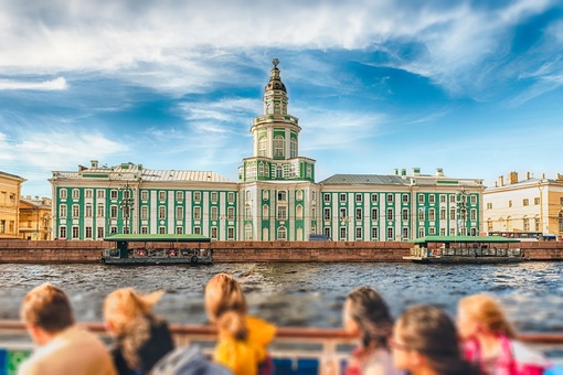 В Санкт-Петербурге запустили прогулки на теплоходе по рекам и каналам для всех желающих всего за 300..