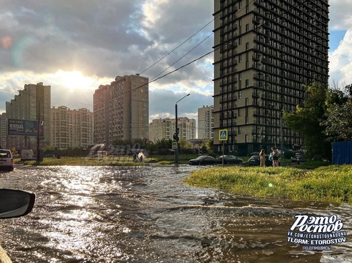 Немного фантазии, и лужа на Левенцовке превращается в настоящее море, где плавают ростовчане, акулы и..