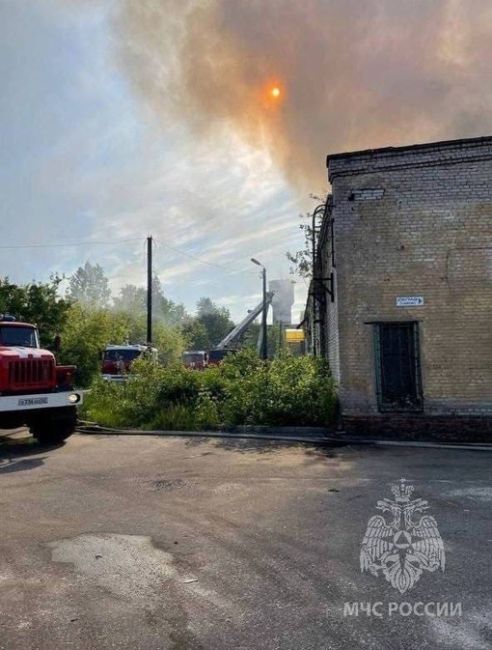 Горожане сообщают о большом столбе дыма в районе Молитовского моста.  Огонь разгорелся на территории завода..