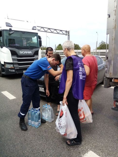 На трассе М-4 в Батайске волонтеры помогают с продуктами питания..