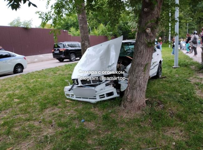 Пьяный водитель в Самаре влетел на скорости в детскую площадку  ЧП на Сухой Самарке  Очевидцы публикуют в..