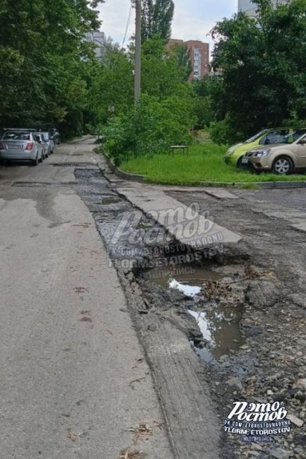 🕳 »На бульваре Комарова, 40 дорожные рабочие сняли асфальт. После дождей эти ямы размыло. Ямы только..