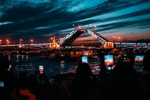 В Санкт-Петербурге запустили ночную поездку по рекам и каналам города с возможностью увидеть развод мостов..