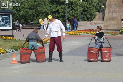 На улицах многолюдно. День России в..