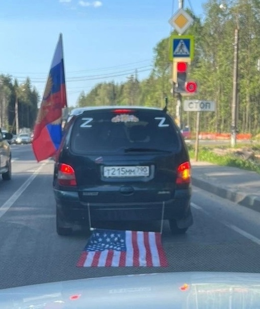 В Мытищах патриот на автомобиле из загнивающей Европы выгулял флаг вражеских Штатов  Так..