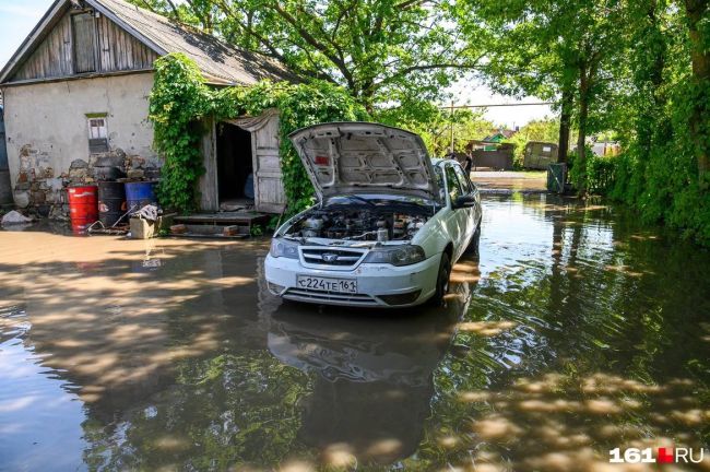 🌊 Около полусотни улиц на востоке Батайска оказались в воде. В одном из домов на улицу Гоголя сапоги..