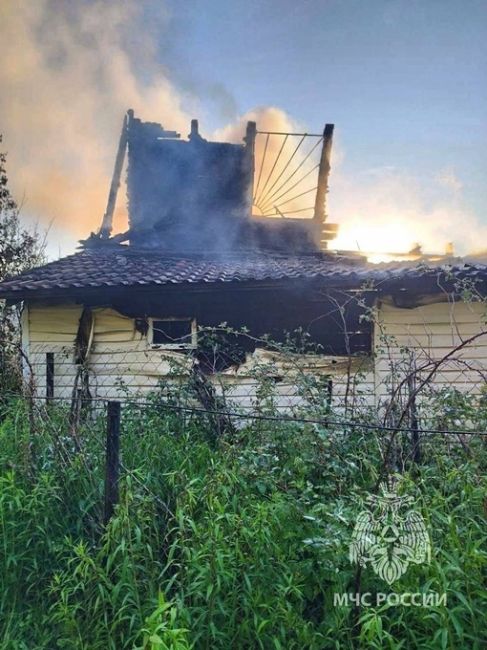 В поселке Большое Пикино сгорел дачный домик.  Спасатели говорят, что пожар начался потому, что в дом попал..