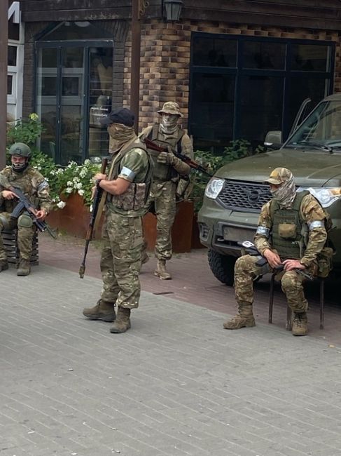 📍Буденновский/Красноармейская. В районе сбера какие-то люди с бородой, автоматами и гранатами угрожали..