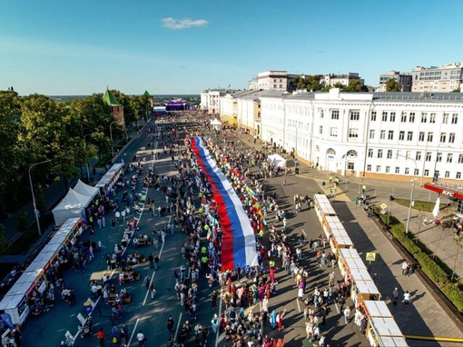 100-метровый флаг России пронесли нижегородцы по Большой Покровской в честь Дня..