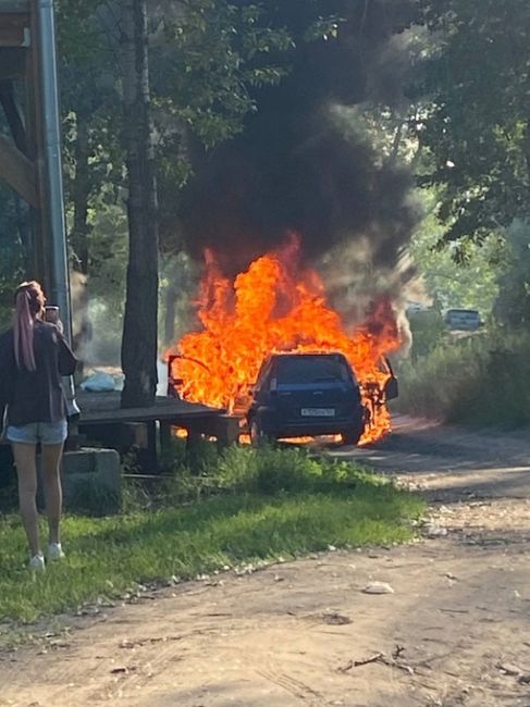 Прямо сейчас на острове Молокова горит автомобиль Ford Fusion, на котором туда приехали отдыхающие. Причины..